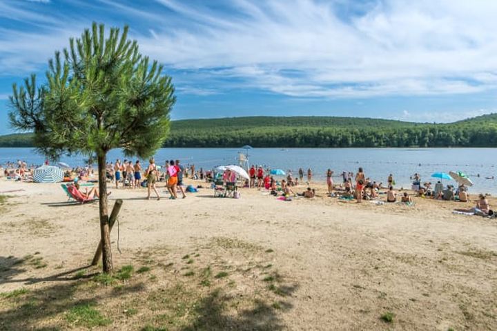 Plage du lac des Vieilles-Forges en été